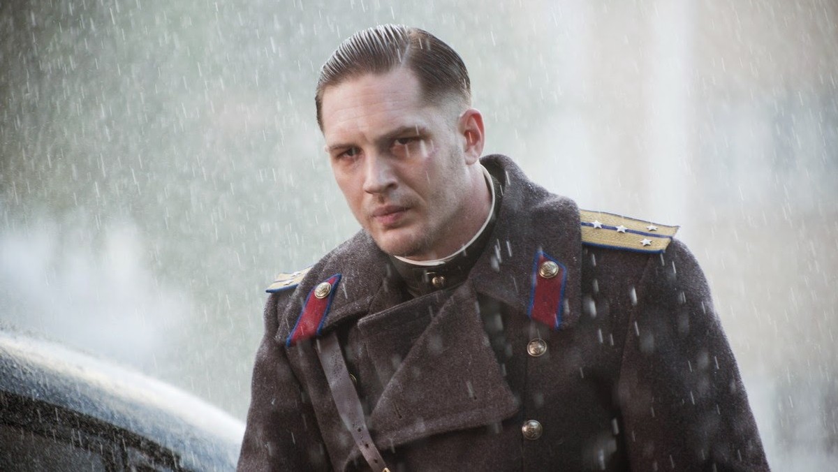 Film „System” (Child 44) od piątku na ekranach polskich kin. Rosyjskie ministerstwo kultury amerykańską opowieść o stalinowskich czasach ZSRR uznało  za „szkodliwą”.A także przeinaczającą prawdę historyczną (rosyjscy urzędnicy mają cudowne poczucie humoru), w związku z czym na razie zablokowało dystrybucję obrazu na terenie Rosji. Podobnie jak głośnego „Lewiatana”  Andrieja Zwiagincewa, ale na tym fakcie podobieństwa obu filmów się kończą. „System” jest po prostu przyzwoitym filmem sensacyjnym, który raczej warto zobaczyć dla znakomitej obsady, niż z innych powodów.