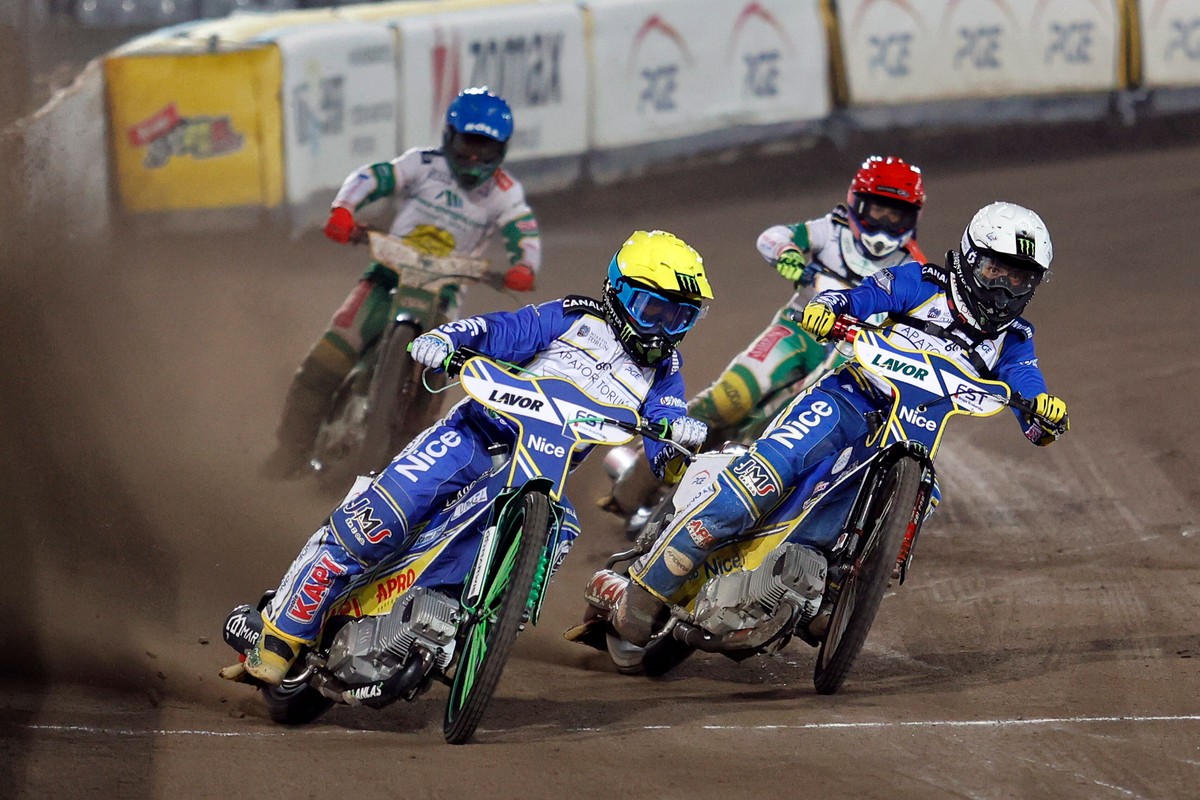 Leon Madsen (kask czerwony) i Kacper Woryna (niebieski) z zielona-energia.com Włókniarza Częstochowa oraz Paweł Przedpełski (biały) i Patryk Dudek (żółty) z For Nature Solutions Apatora Toruń podczas rewanżowego meczu o 3. miejsce żużlowej Ekstraligi