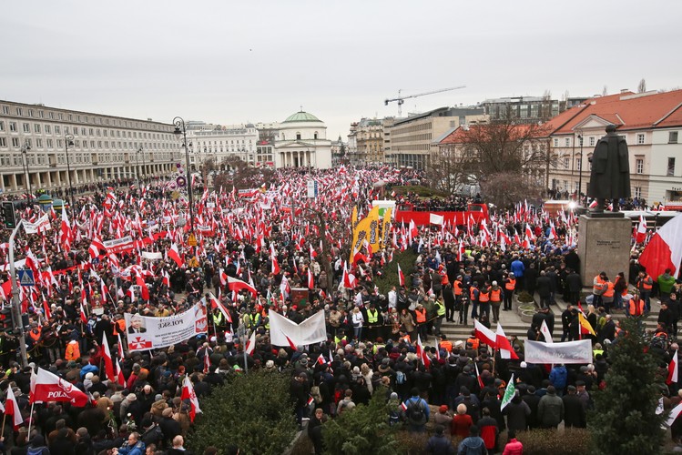 Uczestnicy 'Marszu w Obronie Demokracji i Wolności Mediów', współorganizowanego przez PiS w 33. rocznicę wprowadzenia w Polsce stanu wojennego