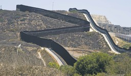 Nie dla was amerykańska ziemia, czyli antyemigracyjny spektakl Trumpa