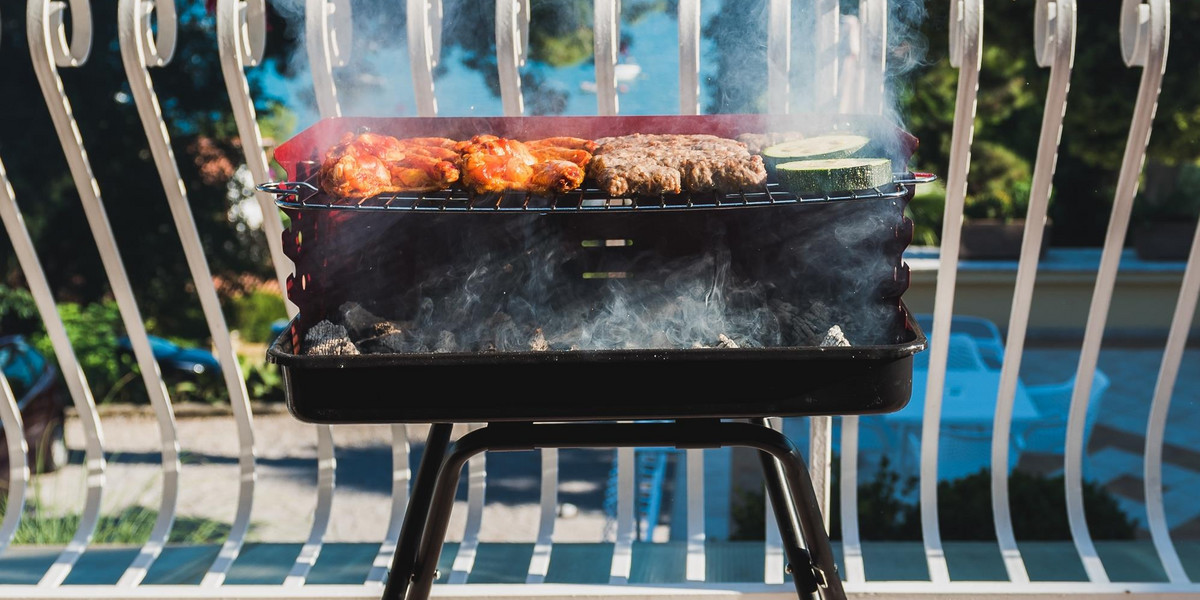 Grill na balkonie może słono kosztować.