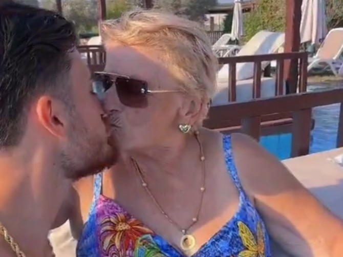 Baka (78) i momak (21) razmenjivali nežnosti pred ljudima na plaži i snimak je zgrozio svet