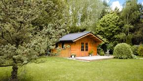 Beliebte Gartenhäuser aus Holz mit Spitzdach im Vergleich
