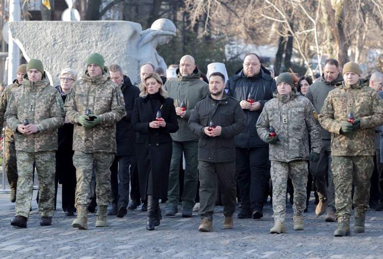 Prezydent Ukrainy Wołodymyr Zełenski i jego małżonka Ołena Zełenska biorą udział w wydarzeniach upamiętniających 90. rocznicę Wielkiego Głodu z lat 1932-1933, wraz z premierem Ukrainy Denysem Szmyhalem, przewodniczącym Rady Najwyższej Ukrainy Rusłanem Stefańczukiem i szefem Kancelarii Prezydenta Andrijem Jermakiem. 