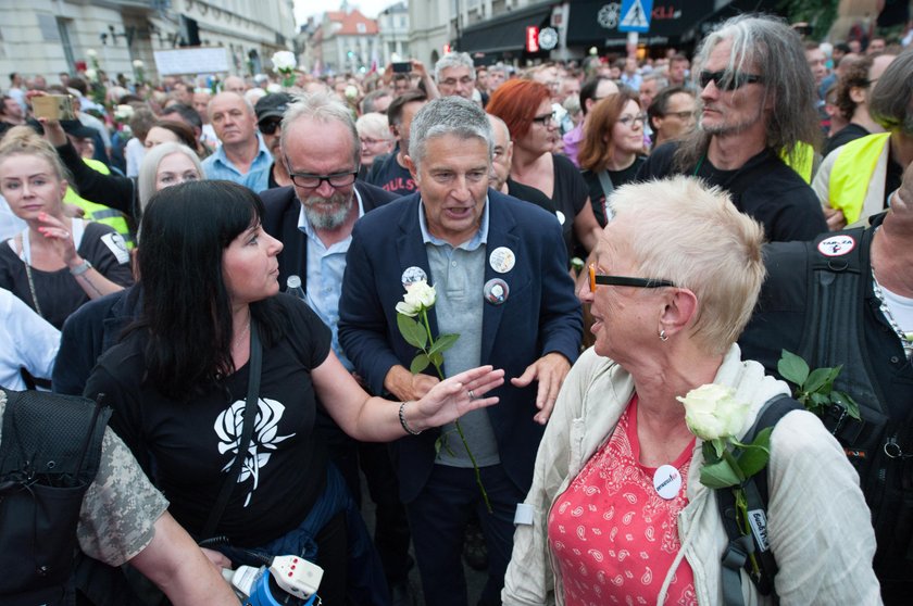 Machała różą podczas miesięcznicy. Oto zarzut