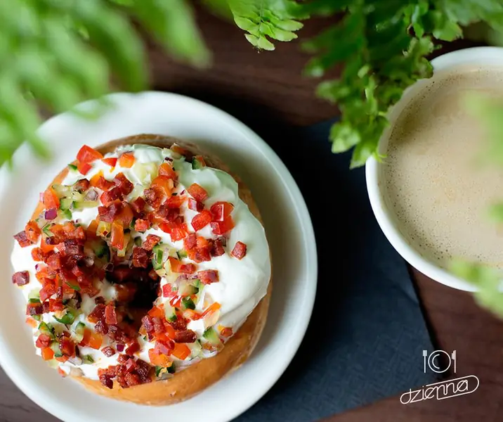 Donut z serem bieluch z papryką i chorizo