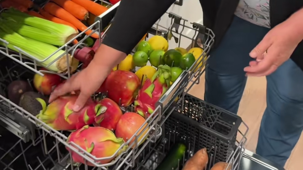 TikTokom sa šíri video o nebezpečnom umývaní čerstvých potravín.