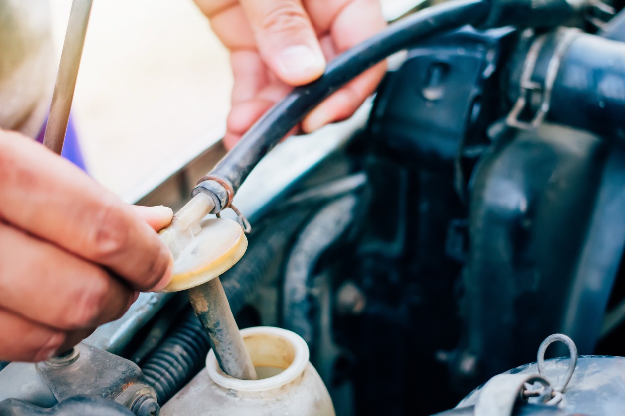 Vyrovnávacia nádobka chladiacej kvapaliny s priehľadnými stenami umožňuje rýchlu kontrolu hladiny.