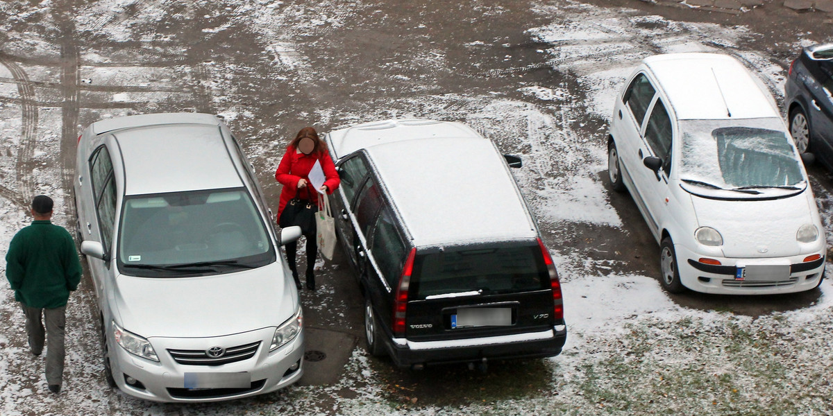 Zaczęło się! Skrobanie szyb, śnieg na ulicach