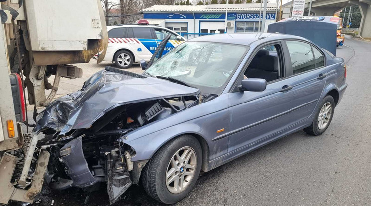 Kukásautó hátuljába rohant egy BMW Soroksáron /Fotó: baleset-info.hu