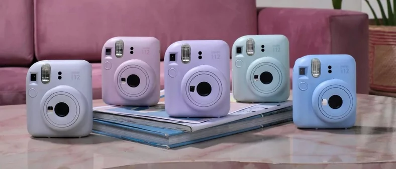 Instax mini 12 to najtańszy i najbardziej podstawowy analogowy aparat natychmiastowy Fujifilm.