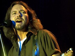 Eddie Vedder gra na ukulele