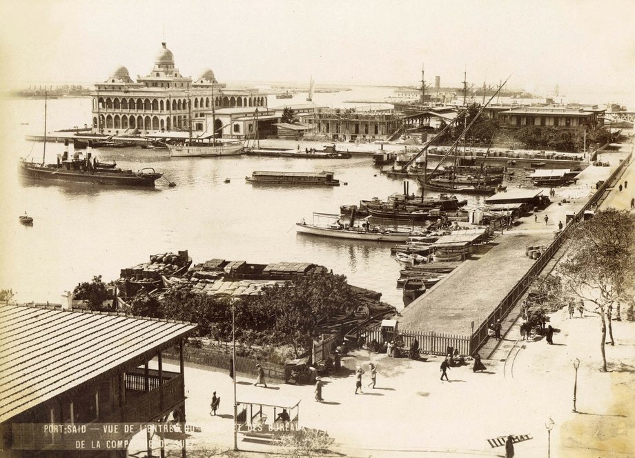 Port Said, widok na dok i biura tworzącej kanał firmy Suez w latach 1870-1880.