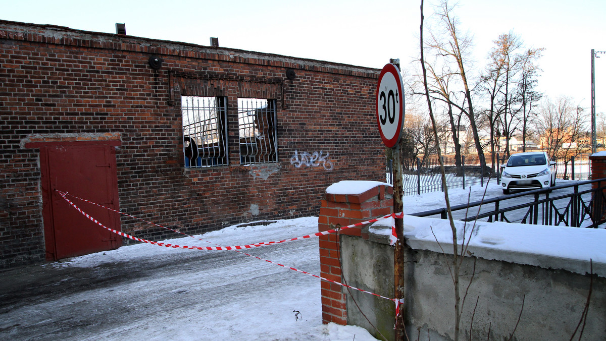 Pojemniki z podejrzaną substancją znaleziono w piątek i od tamtej pory sprawą zajmują się policja, prokuratura, a także Miejski Sztab Kryzysowy. Wyspa Kępa Młyńska na której znaleziono substancję, wciąż jest zamknięta.