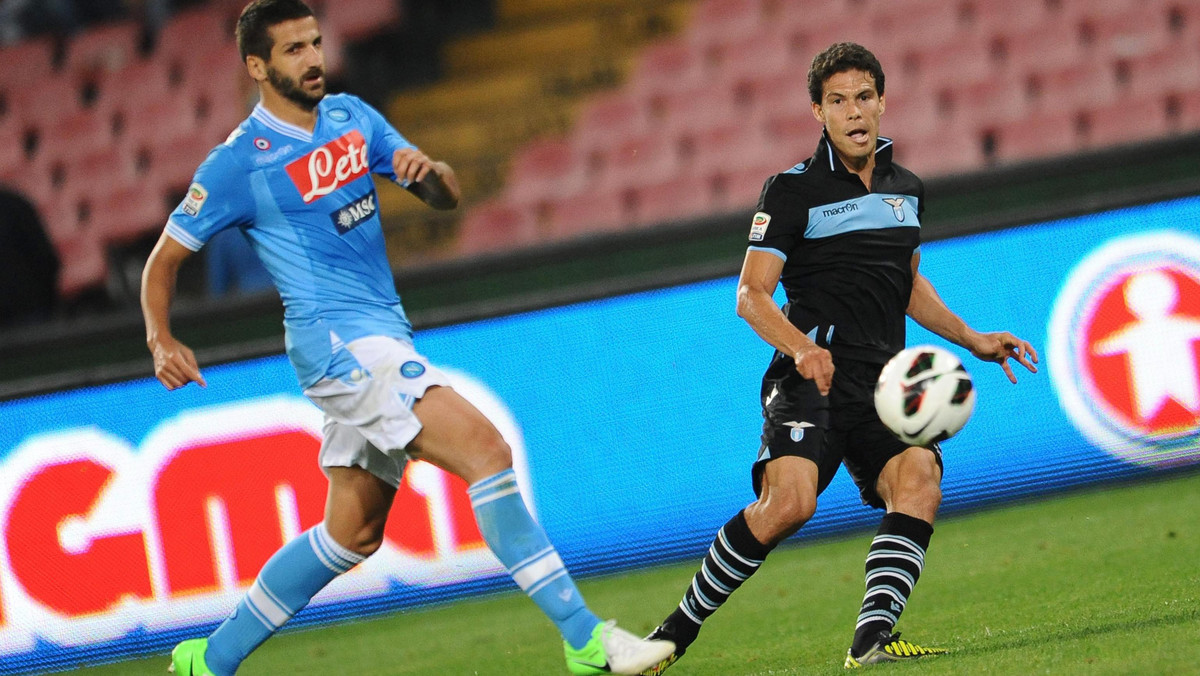 W najciekawszym meczu 5. kolejki Serie A SSC Napoli pokonało na własnym stadionie Lazio Rzym 3:0 (2:0). Dzięki zwycięstwu zespół z Neapolu zrównał się w liczbie punktów z Juventusem Turyn i mając taki sam bilans bramkowy dzieli z nim fotel lidera.
