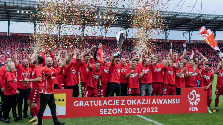 Radość zawodników Widzewa Łódź po wygranym meczu z Podbeskidziem, 22.05.2022 r.