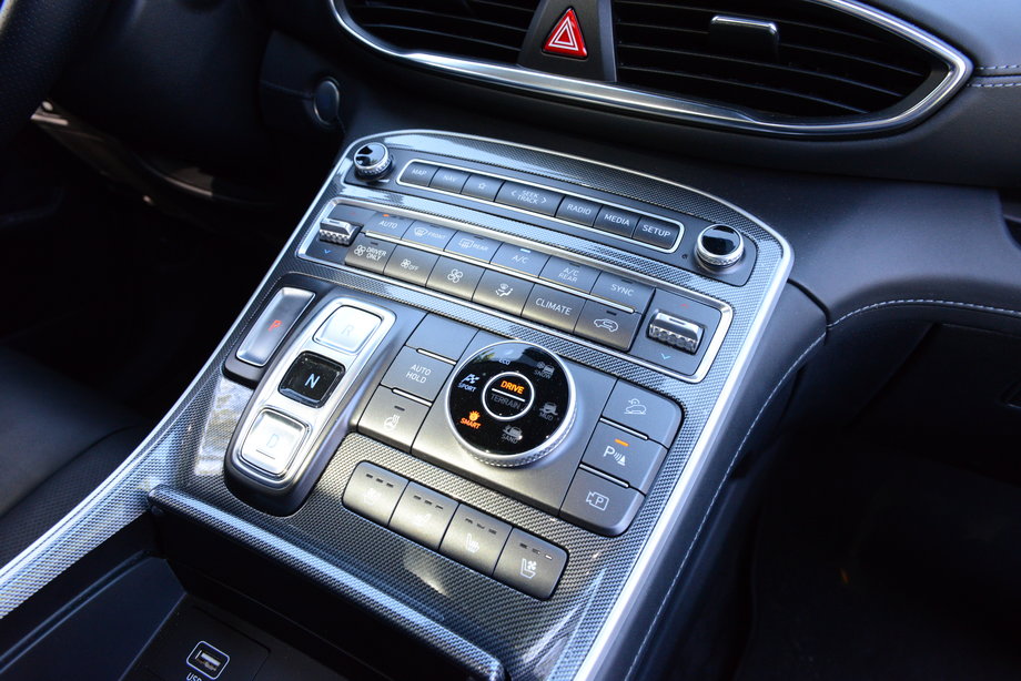 Hyundai Santa Fe pozwala dotrzeć do podstawowych funkcji za pomocą zestawu przycisków. Są one dobrze opisane i logicznie rozmieszczone.