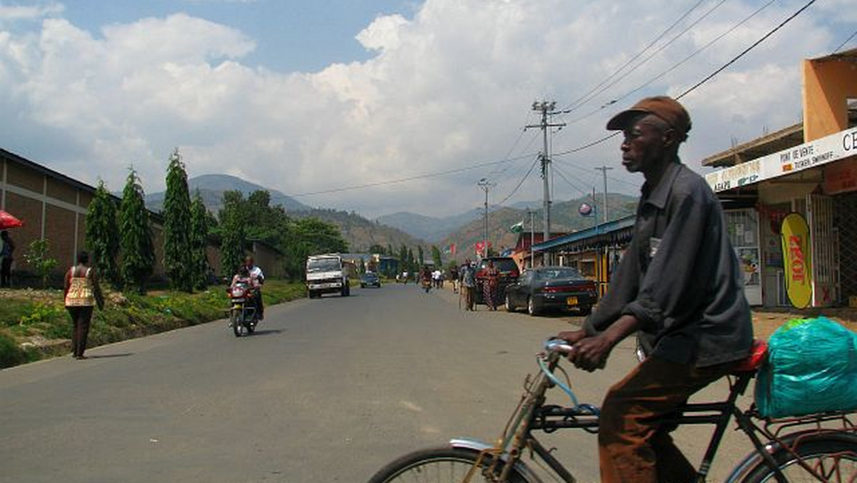 Nie planowałem jechać do Burundi. Wszystkie opisy tego kraju mówią o dużym zagrożeniu przestępczością, zniszczonej infrastrukturze. Rząd Jej Królewskiej Mości radzi, że jeśli już jechać do Burundi to tylko do stolicy, Bujumbury, dla reszty kraju (i dwóch dzielnic w stolicy) obowiązuje ostrzeżenie "tylko, jeśli podróż jest konieczna".