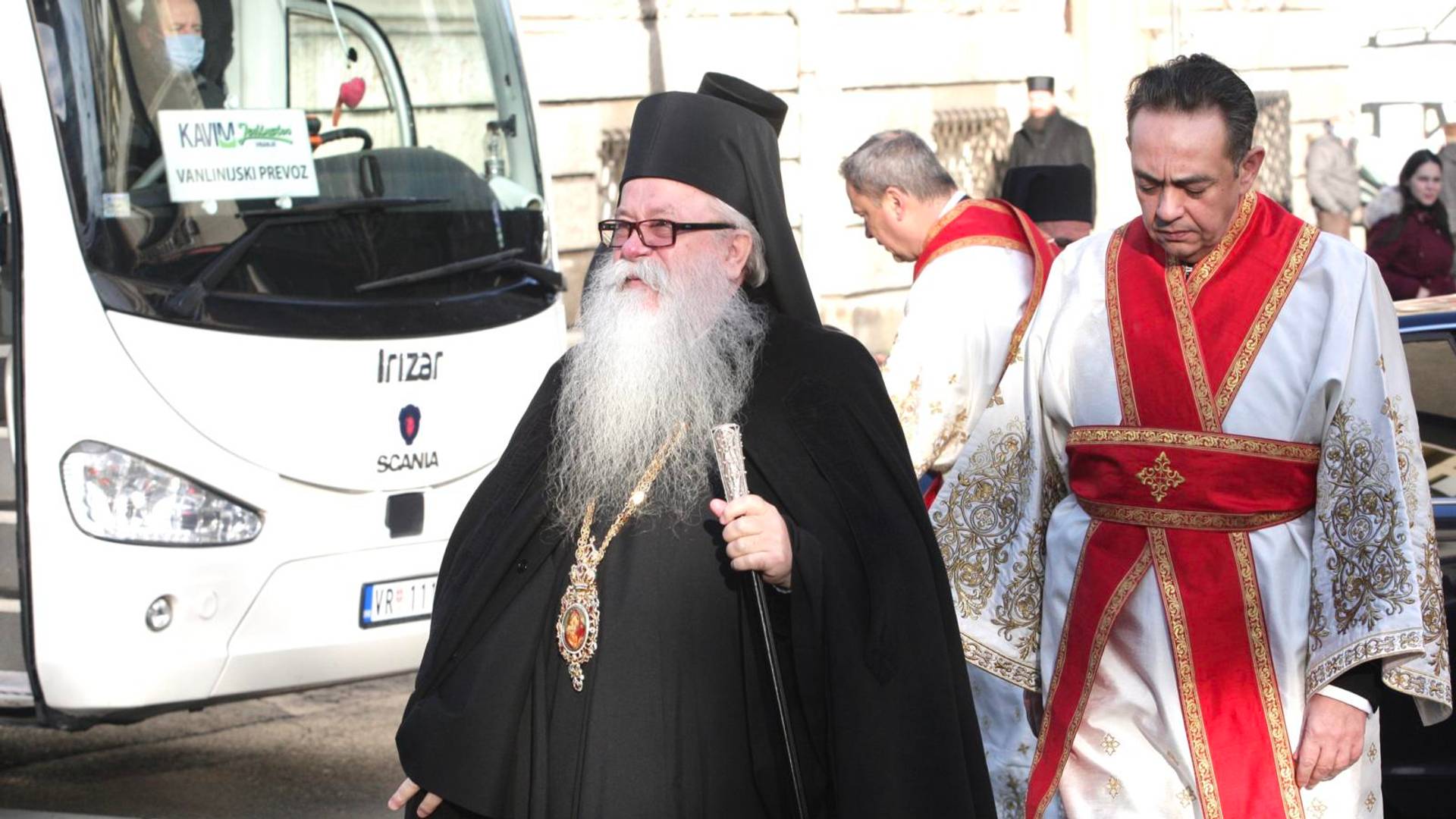 Dan za pamćenje: vladike umesto mercedesima došle na Sabor autobusom