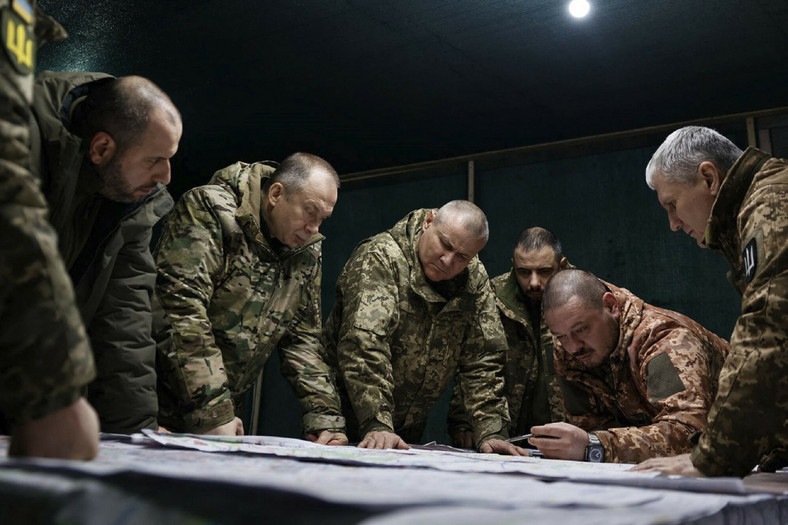 Naczelny Dowódca Sił Zbrojnych Ukrainy Ołeksandr Syrski i minister obrony Ukrainy Rustem Umerow odwiedzają żołnierzy na wschodzie Ukrainy, 14 lutego 2024 r.