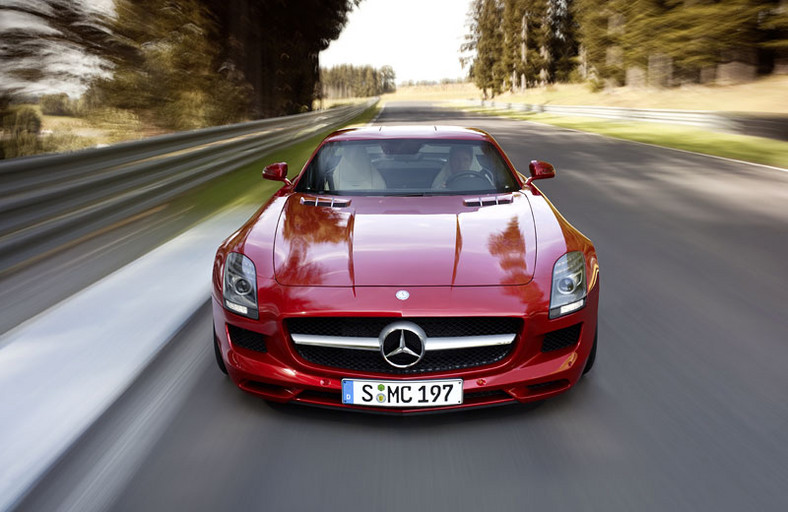 IAA Frankfurt 2009: Mercedes-Benz SLS AMG doda ci skrzydeł (fotogaleria)