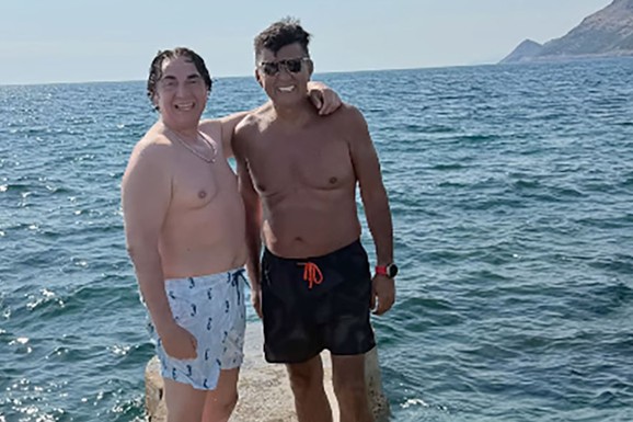POZNATI PEVAČ I VODITELJ (60) SE SKINULI I POZIRAJU PORED MORA Zapalili mreže u kupaćem kostimu, ovakve ih ne znamo