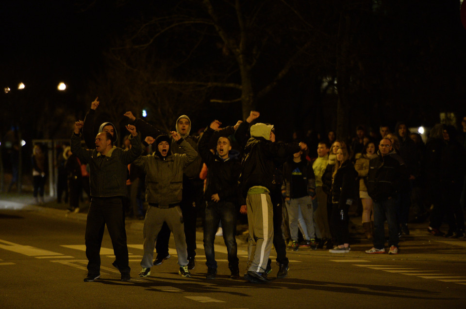 LEGIONOWO KOMENDA POWIATOWA POLICJI DEMONSTRACJA (ludzie zbierają się przed Komendą Powiatową Policji w Legionowie)