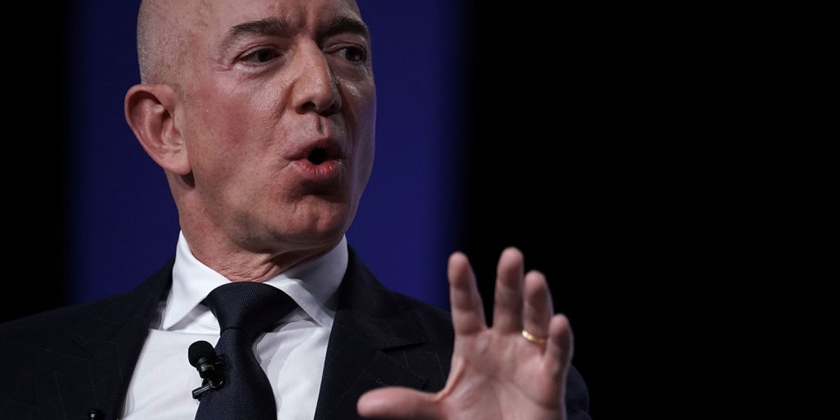 We wpisie opublikowanym na platformie Medium Bezos przekazał, że AMI próbowało go szantażować. Jeśli nie zgodzi się na warunki firmy, to ta opublikuje jego nagie zdjęcia