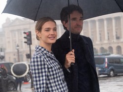 Na nią upływ czasu nie działa. Piękna Natalia Vodianova u boku męża w Paryżu. FOTO