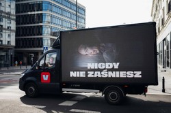 Ciężarówka rodem z "Czarnego lustra" Netflixa na ulicach Warszawy. O co chodzi?
