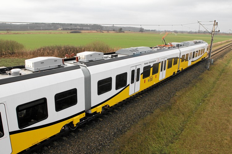 Wyniki testów to przełomowy moment dla Polski. Zgodnie z kryteriami Międzynarodowego Związku Kolei (UIC), prędkość 200 km/h to wielkość uznawana za granicę kolei dużych prędkości na liniach zmodernizowanych.
Na zdjęciu: pociąg NEWAG 31WE na testach w instytucie kolejnictwa w ośrodku eksploatacji toru doświadczalnego w Bychowie.