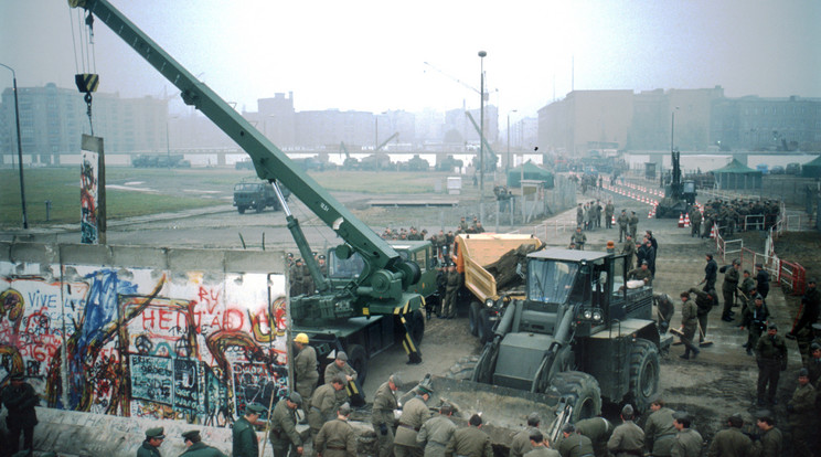 A berlini fal áttörése egy új határellenőrző pont létrehozásához, miután 1989. november 9-én megnyitották a határt. Mérete ellenére a berlini falat anno egyetlen éjszaka alatt húzták fel / Fotó: Getty Images