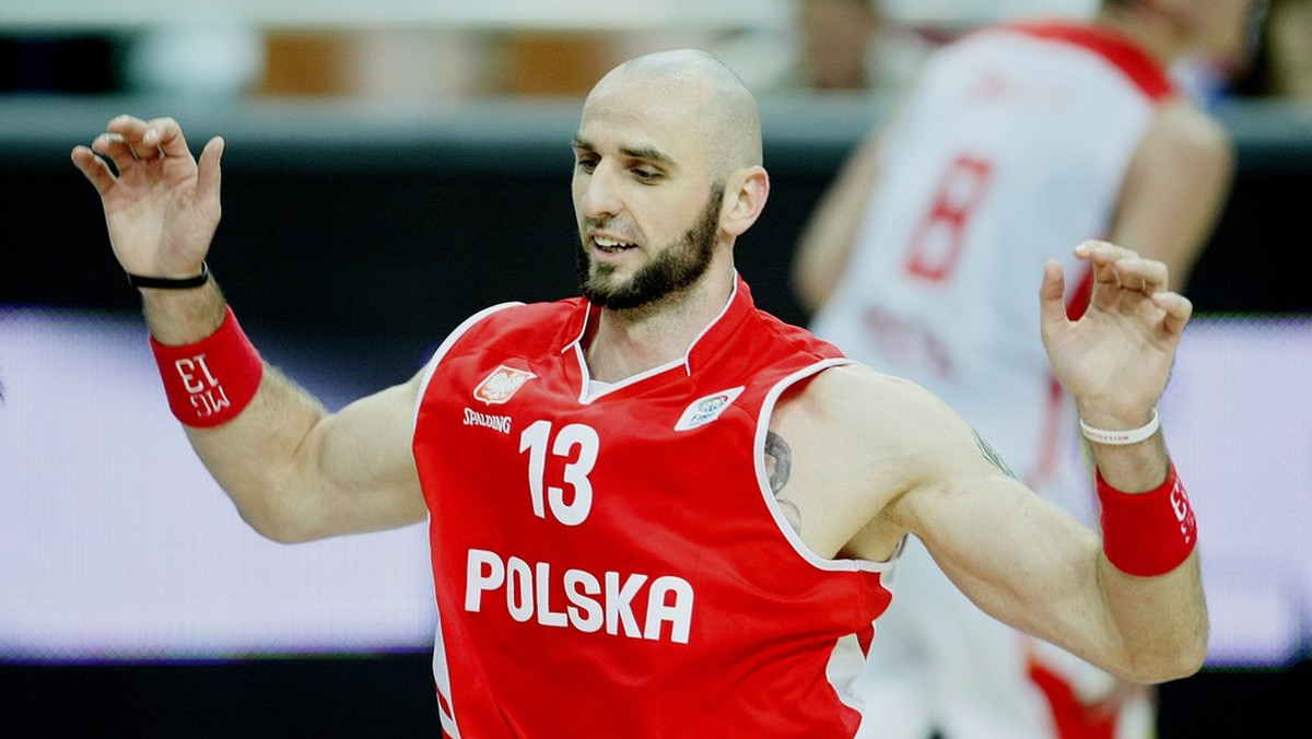 Ma ponad dwa metry wzrostu, waży lekko powyżej 100 kilogramów i... jest jedynym polskim koszykarzem, który gra w najlepszej lidze świata, sławnej NBA. Czy taki mężczyzna ma jakieś słabości? Czy oprócz miłości do piłki ma czas na miłość w życiu prywatnym? Dla niego nie ma tematów tabu. Właśnie przyjechał do Polski promować koszykówkę wśród dzieci. I uznał, że to świetny pretekst do rozmowy o tym, co w życiu najważniejsze.