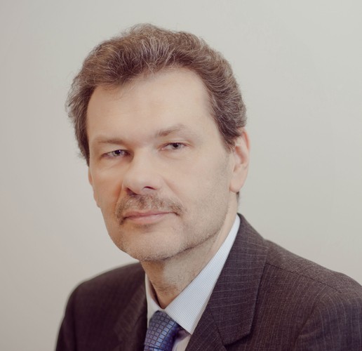 <strong>Miejsce 38. Jacek Chwedoruk, prezes Rothschild Polska</strong> 
<br /><br />

W zeszłym roku doprowadził do końca gigantyczny projekt realizowany dla KGHM Polska Miedź. Największa polska spółka górnicza podpisała w lipcu umowę kredytu inwestycyjnego na 2,5 mld dol. z przeznaczeniem na ogólne cele korporacyjne. Warunki były tak atrakcyjne, że kurs akcji spółki na wieść o tym rósł kilka dni z rzędu. Nic dziwnego, była to jedna z największych transakcji tego typu przeprowadzonych w Europie w zeszłym roku. Bez Chwedoruka trudno sobie wyobrazić polski rynek finansowy. Zaczynał w Ministerstwie Przekształceń Własnościowych, uczestnicząc m.in. we wprowadzaniu na warszawską giełdę pierwszej grupy państwowych przedsiębiorstw. Pracował m.in. w Dresdner Banku w Niemczech czy w Banco Cafetero w Kolumbii. Jest jednym z założycieli Polskiego Instytutu Dyrektorów. Dziś kierowane przez niego warszawskie biuro Rothschilda, wspierane przez ponad 30 doświadczonych bankierów z Paryża i Londynu, doradza przy największych transakcjach w Polsce i regionie Europy Środkowo-Wschodniej, w szczególności w sektorach instytucji finansowych, farmaceutycznym, spożywczym, telekomunikacyjnym, transportowym i paliwowym. (cez)<br /><br />