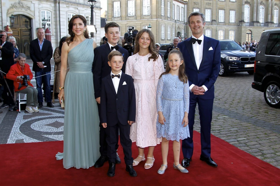 Duńska rodzina królewska (na zdjęciu książę Fryderyk i księżna Mary z dziećmi)