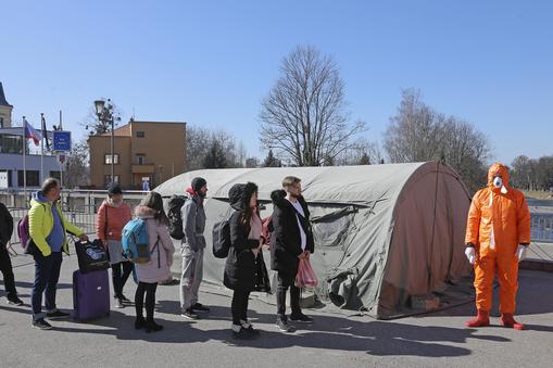 Kontrole graniczne ze wzgledu na epidemie koronawirusa ### Border controls due to coronavirus outbreaks in Poland