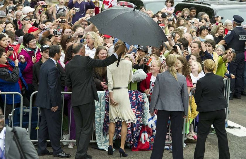 Podwiało Kate Middleton. Pokazała co nieco!