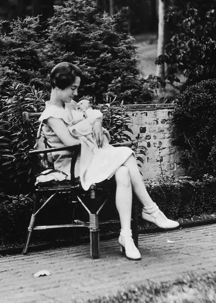 1930: Amerykańska pisarka Anne Morrow Lindbergh (1906-2001) kołysze swojego synka, Charlesa Augustusa Lindbergha Jr, w posiadłości Morrow, Englewood, New Jersey. Dwa lata później dziecko zostało porwane i zamordowane w jednym z najbardziej nagłośnionych procesów karnych w historii. (Zdjęcie: New York Times Co./Getty Images)