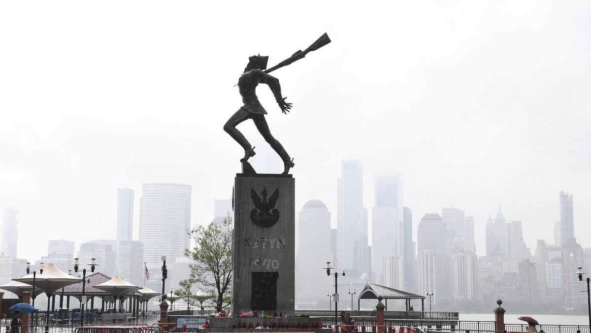 Stosunkiem głosów 6:3 radni Jersey City zdecydowali o przeniesieniu Pomnika Katyńskiego w nowe, odległe o 60 metrów, miejsce. Decyzję uzasadniano m.in. dobrem mieszkańców miasta. Radni przekonywali, że ludzie chcą otwartej, zielonej przestrzeni.