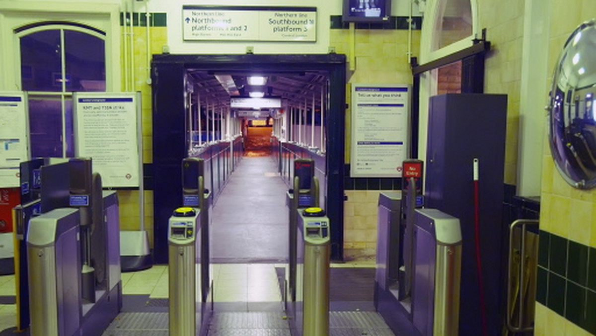 W londyńskim metrze trwa 24-godzinny strajk. Pasażerowie muszą się liczyć z poważnymi utrudnieniami w podróżowaniu - donosi BBC.