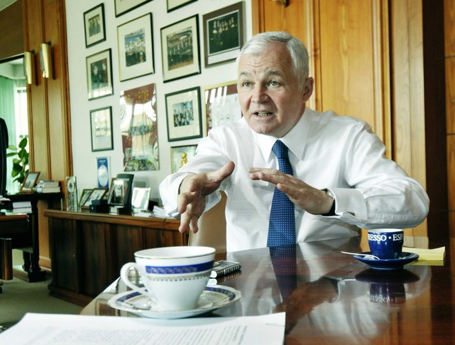 <strong>Jan Krzysztof Bielecki</strong> zapowiedział odejście ze stanowiska prezesa Banku Pekao pod koniec 2009 r. Jego łączne wynagrodzenie wyniosło wówczas 8,8 mln zł, z czego 7,3 mln zł stanowiły „pozostałe korzyści”, wśród nich głównie odprawa. Formalnie Bielecki był prezesem do 11 stycznia 2010 r. (za tych 11 dni dostał 42 tys. zł).