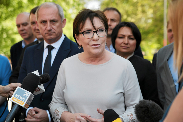 Była premier i minister zdrowia jest w środę przesłuchiwana w prokuraturze w charakterze świadka w śledztwie dotyczącym m.in. nieprzeprowadzenia sekcji zwłok ofiar katastrofy smoleńskiej.