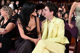 Kajli Džener IZGRMELA DEKOLTEOM, ljubakala se sa momkom, a onda je ovaj glumac BACIO ŽVAKU svojoj devojci i ZGROZIO SVE  - pre toga se LJUBIO SA HALE BERI