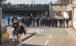 Tłumy nad Sekwaną. Policja przepędziła wypoczywających