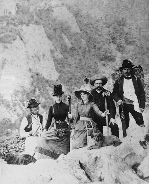 Elżbieta lubiła też górskie wycieczki. Podczas jednej z nich została uwieczniona na fotografii z Idą Ferenczy (domena publiczna).