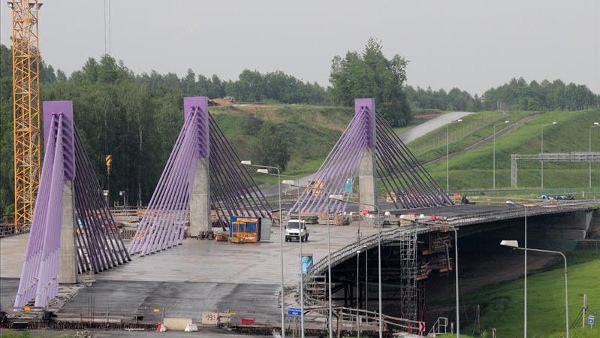 Jak długo można czekać? GDDKiA zapowiada, że most pod Mszaną na autostradzie A-1 będzie gotowy dopiero w przyszłym roku. Winą za zwłokę obarcza wykonawcę, który jej zdaniem nie poradził sobie z projektem. Budowa mostu trwa już trzy lata.