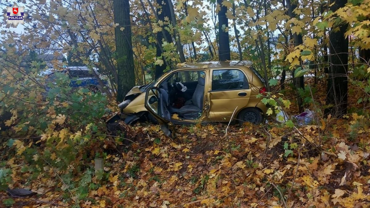 Samochód zatrzymał się na drzewie. Za kierownicą siedział 90-latek