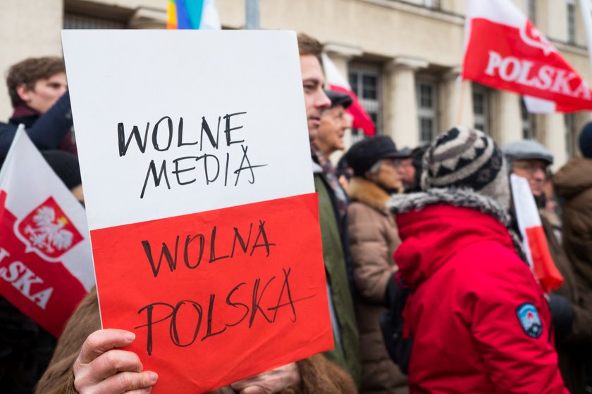 Ostre słowa na transparentach na manifestacji KOD