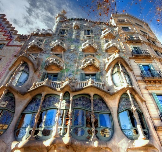6. miejsce: Casa Batlló – budynek znajdujący się przy Passeig de Gràcia 43 w Barcelonie, przebudowany w latach 1904–1906 przez Antoniego Gaudíego. Budynek jest bogato zdobiony, a na jego fasadę składają się liczne elementy nawiązujące do motywów zwierzęcych, takich jak: kości (forma balkonów), łusek (dach), rybie łuski (płytki pokrywające ściany). Ponadto łuskowany dach przypomina smoka, co nawiązuje być może do legendy o św. Jerzym i smoku, stanowiącej element narodowej tożsamości Katalończyków