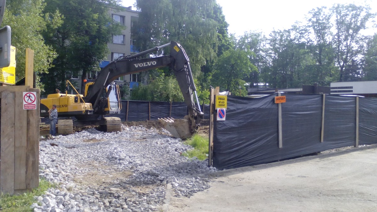 Na osiedlu Kolorowym, tuż obok bloku numer 9, trwa budowa pawilonu handlowego. Na jego powstanie zgodę wydali miejscu urzędnicy. Mieszkańcy taką decyzją są zaskoczeni. Twierdzą, że o planowanej inwestycji nie zostali poinformowani.